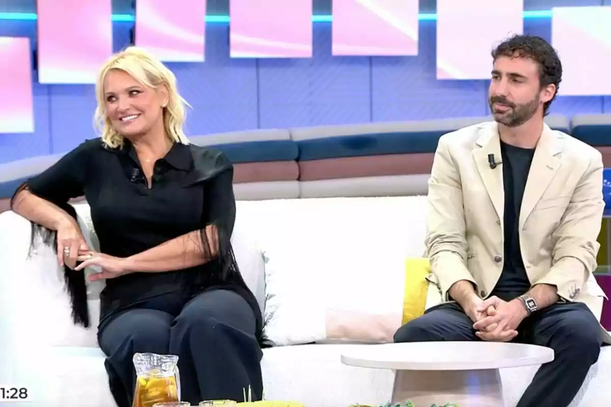 Ainhoa Arteta con cabello rubio y con blusa negra sentada en un sofá durante un programa de televisión, 'El programa de Ana Rosa'. Ainhoa Arteta con cabello rubio y con blusa negra sentada en un sofá durante un programa de televisión, 'El programa de Ana Rosa'.