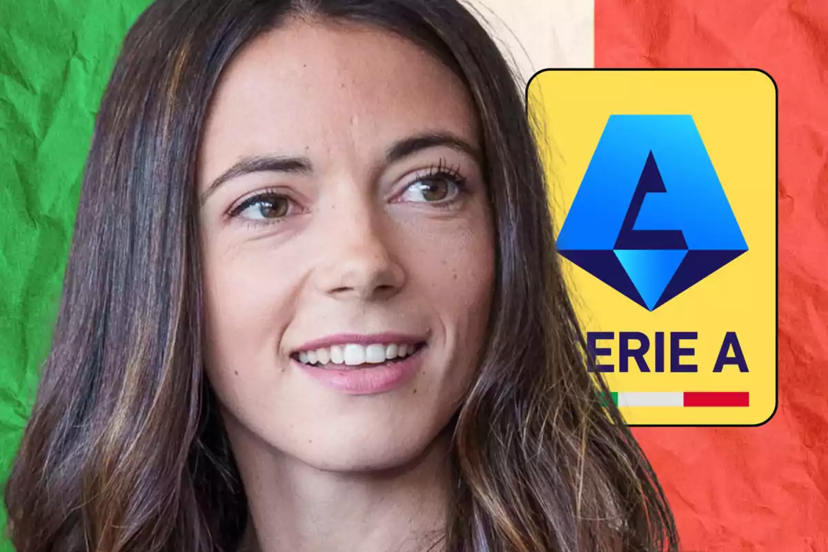 Una mujer sonriente frente a un fondo con los colores de la bandera italiana y el logo de la Serie A.