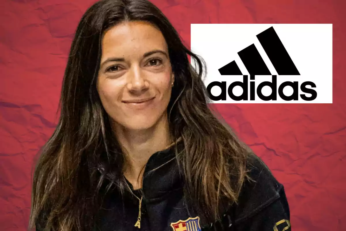 Mujer con chaqueta del FC Barcelona sonríe frente a un fondo rojo con el logo de Adidas a su lado