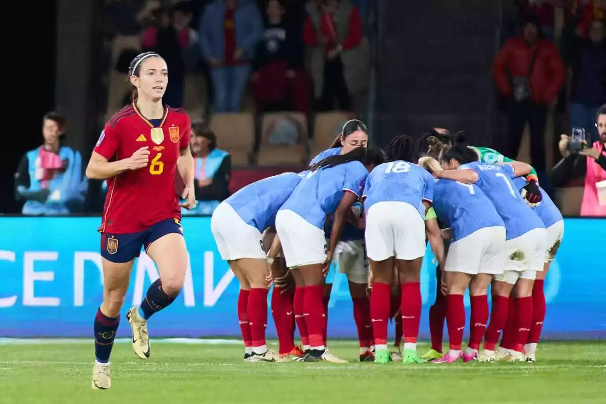 Aitana Bonmatí corriendo delante de las jugadoras de la Selección Francesa