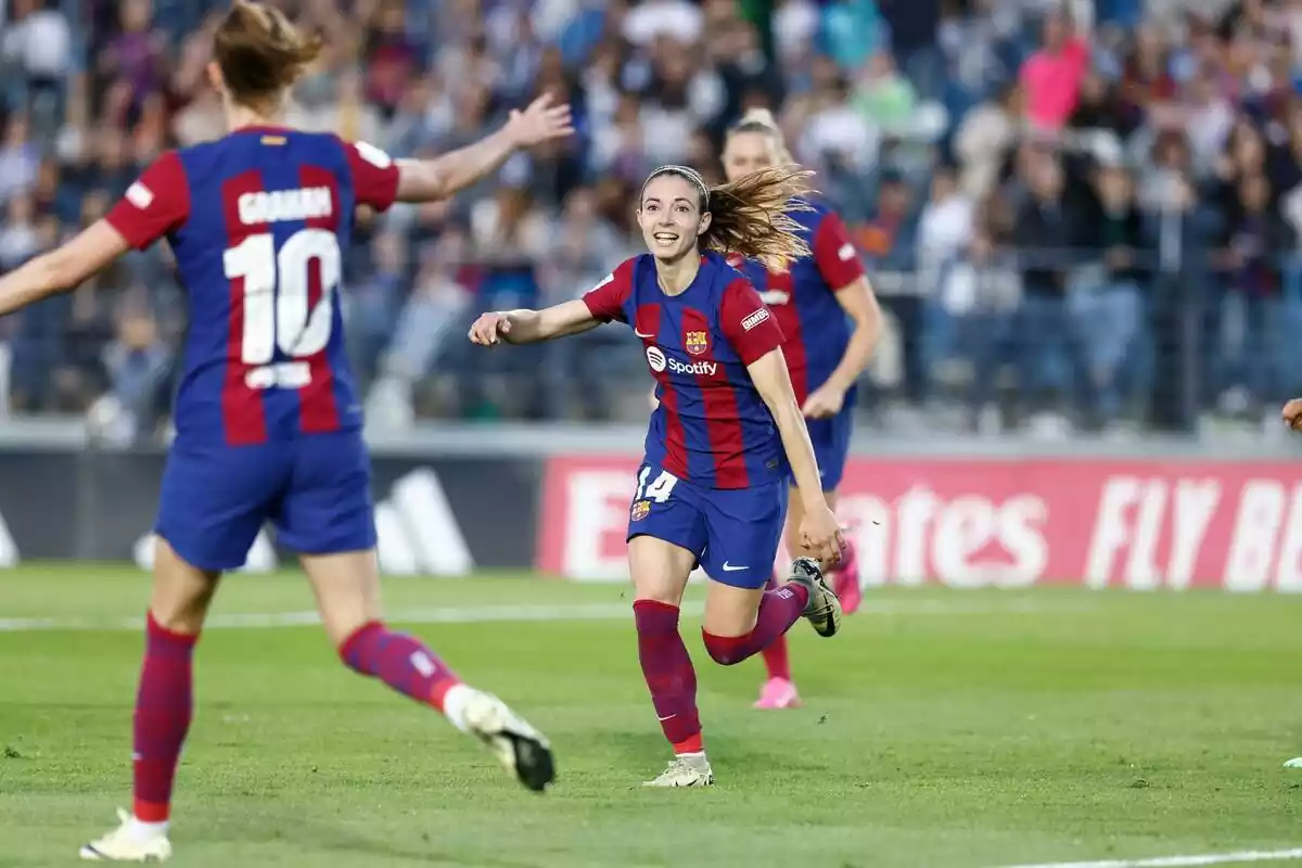 Aitana Bonmatí corre hacia Hansen para abrazarse tras un gol