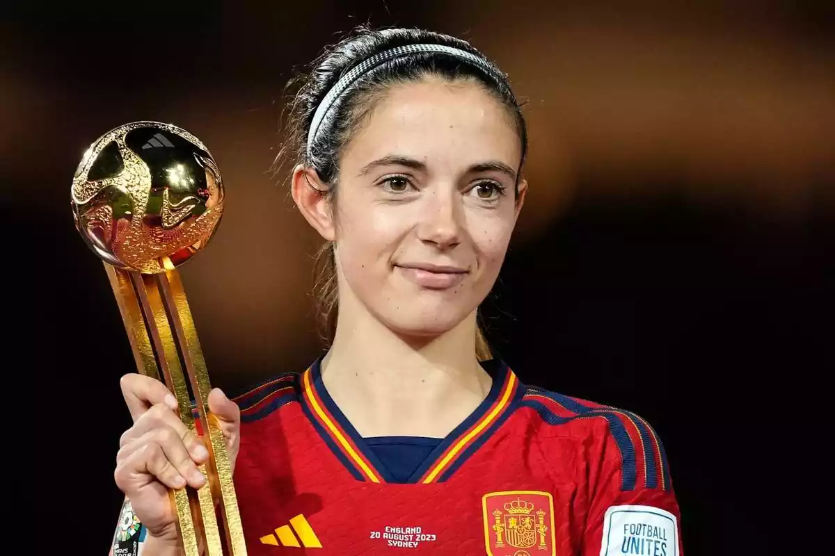 Aitana Bonmatí con una gran sonrisa sujetando el trofeo a mejor jugadora del pasado Mundial