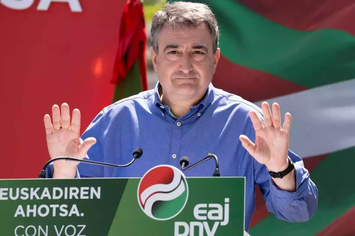 Aitor Esteban en un acto electoral del PNV en Vitoria el 9 de julio de 2023
