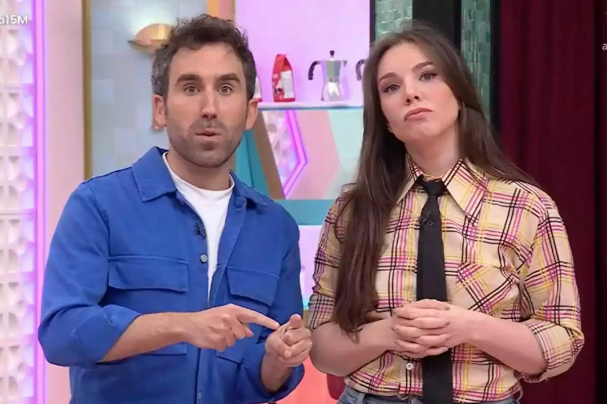 Aitor Albizua e Inés Hernand están de pie en La Familia de la Tele, una de ellas lleva una camisa azul y la otra una camisa de cuadros con corbata negra. Aitor Albizua e Inés Hernand están de pie en La Familia de la Tele, una de ellas lleva una camisa azul y la otra una camisa de cuadros con corbata negra.