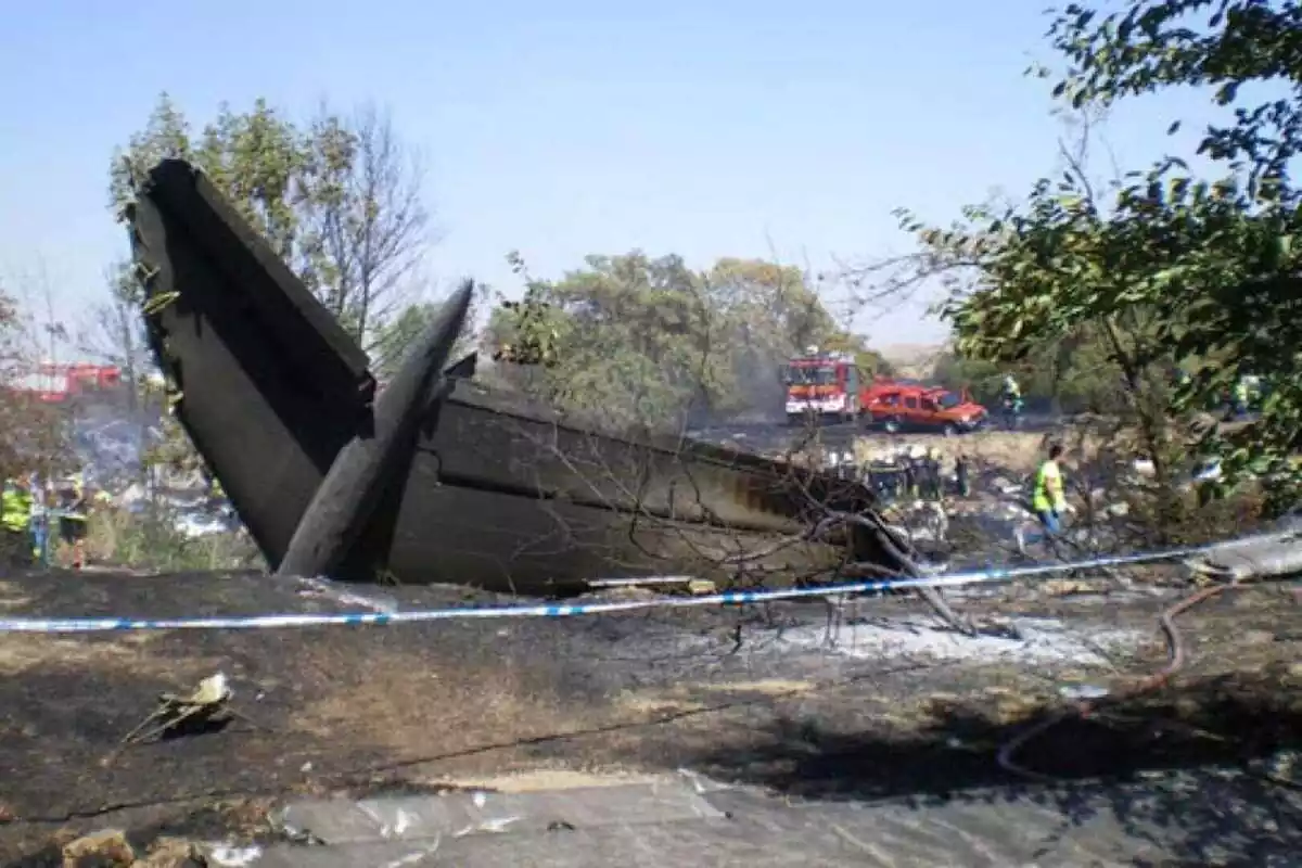 Ala trasera del avión de Spanair que se estrelló en el aeropuerto de Barajas el 20 de agosto de 2008