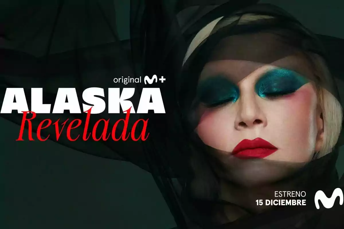 Cartel promocional de "Alaska Revelada" con una persona maquillada con sombras azules y labios rojos, envuelta en un velo negro, junto al logo de Movistar Plus y la fecha de estreno 15 de diciembre.