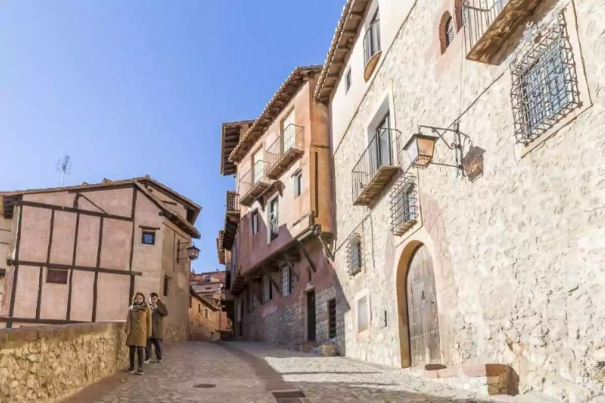 Las calles de Albarracín, con dos personas caminando por ellas Las calles de Albarracín, con dos personas caminando por ellas