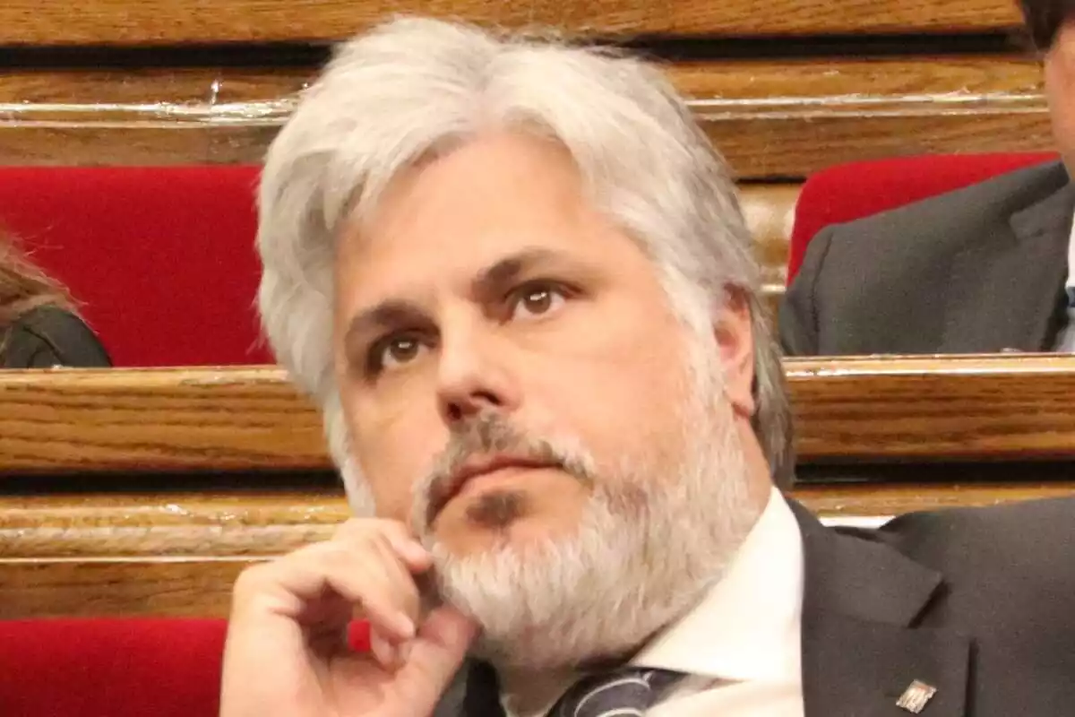 Primer plano de Albert Batet muy pensativo sentado en el parlamento de catalunya