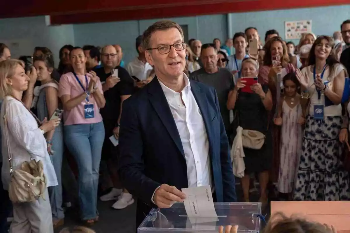 Imagen de Alberto Nuñez Feijóo votando en su colegio electoral