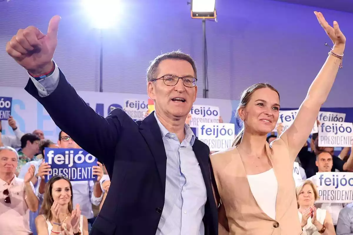 Alberto Núñez Feijóo y Marga Prohens en un acto de campaña del Partido Popular en julio de 2023 Alberto Núñez Feijóo y Marga Prohens en un acto de campaña del Partido Popular en julio de 2023