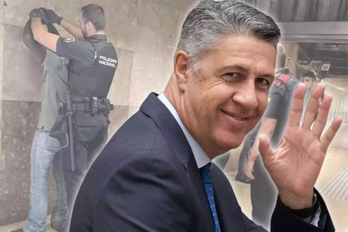 Montaje con un primer plano medio de Xavier García Albiol riendo y saludando y de fondo una foto de un operativo policial contra un mantero
