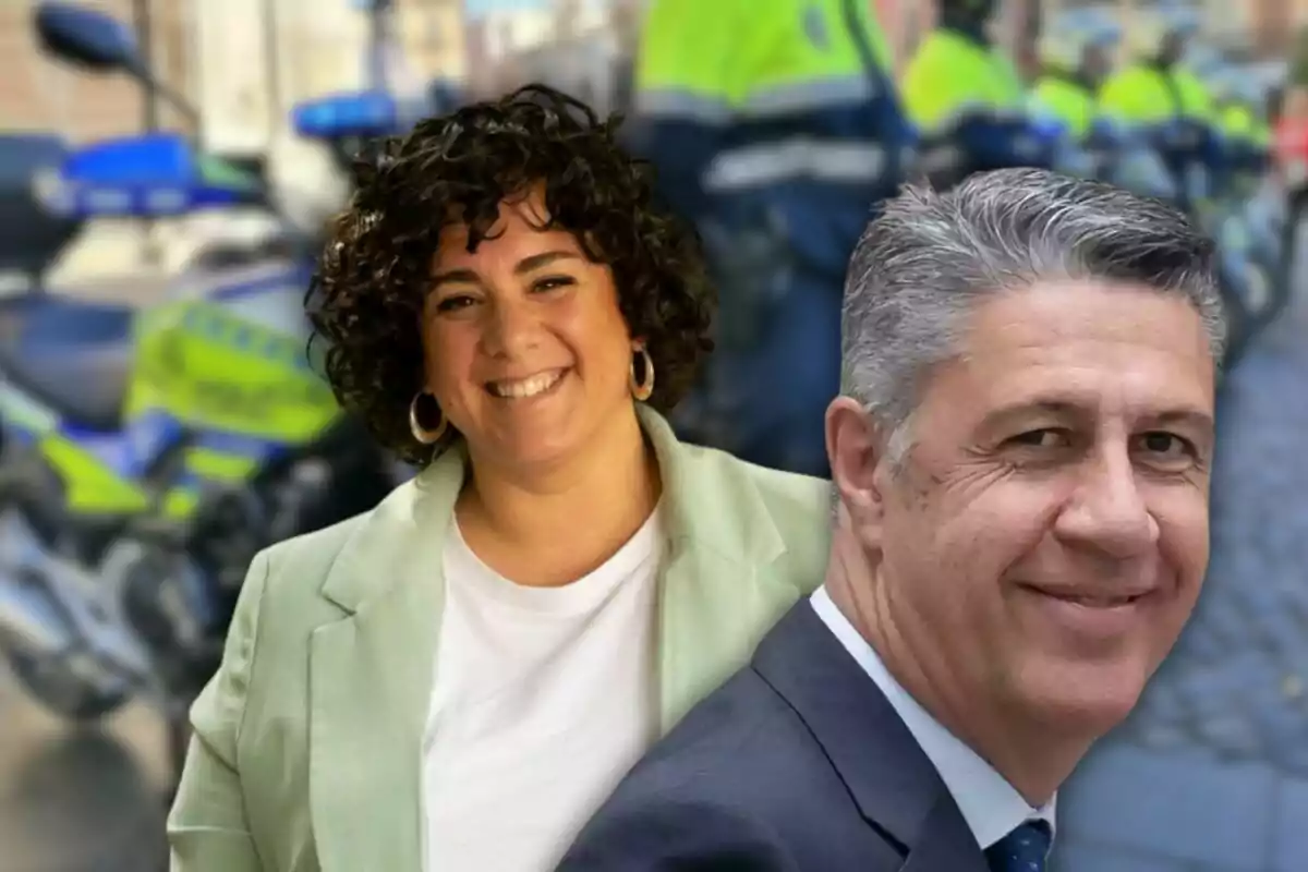 Dos personas sonrientes con fondo de motocicletas de policía.