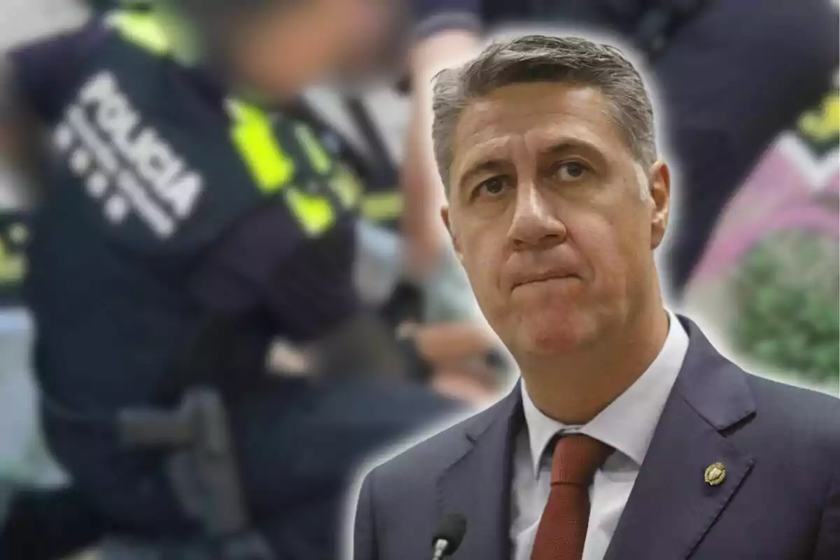 Un hombre de traje y corbata aparece en primer plano con expresión seria mientras al fondo se observa a policías desenfocados realizando una intervención