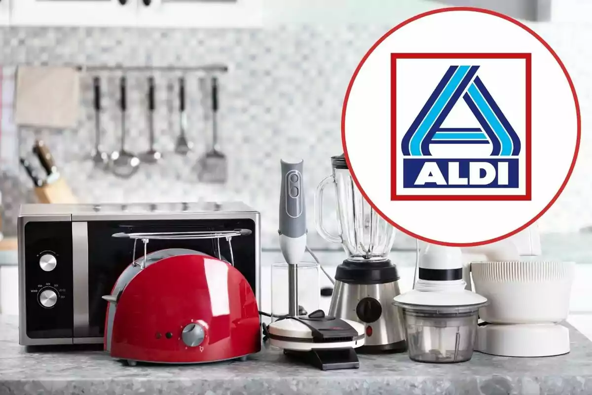 Electrodomésticos de cocina en una encimera con el logotipo de Aldi en la esquina superior derecha.