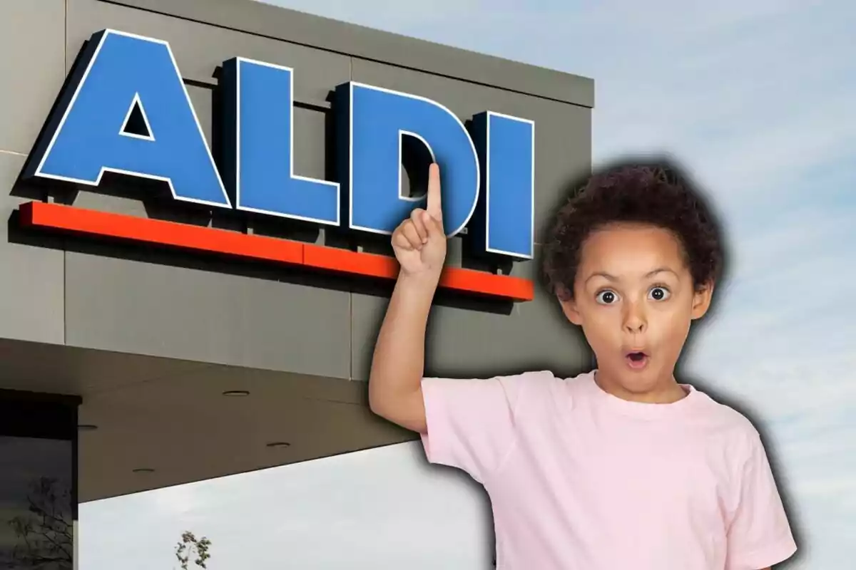 Un niño con expresión de sorpresa señala el letrero de una tienda Aldi.