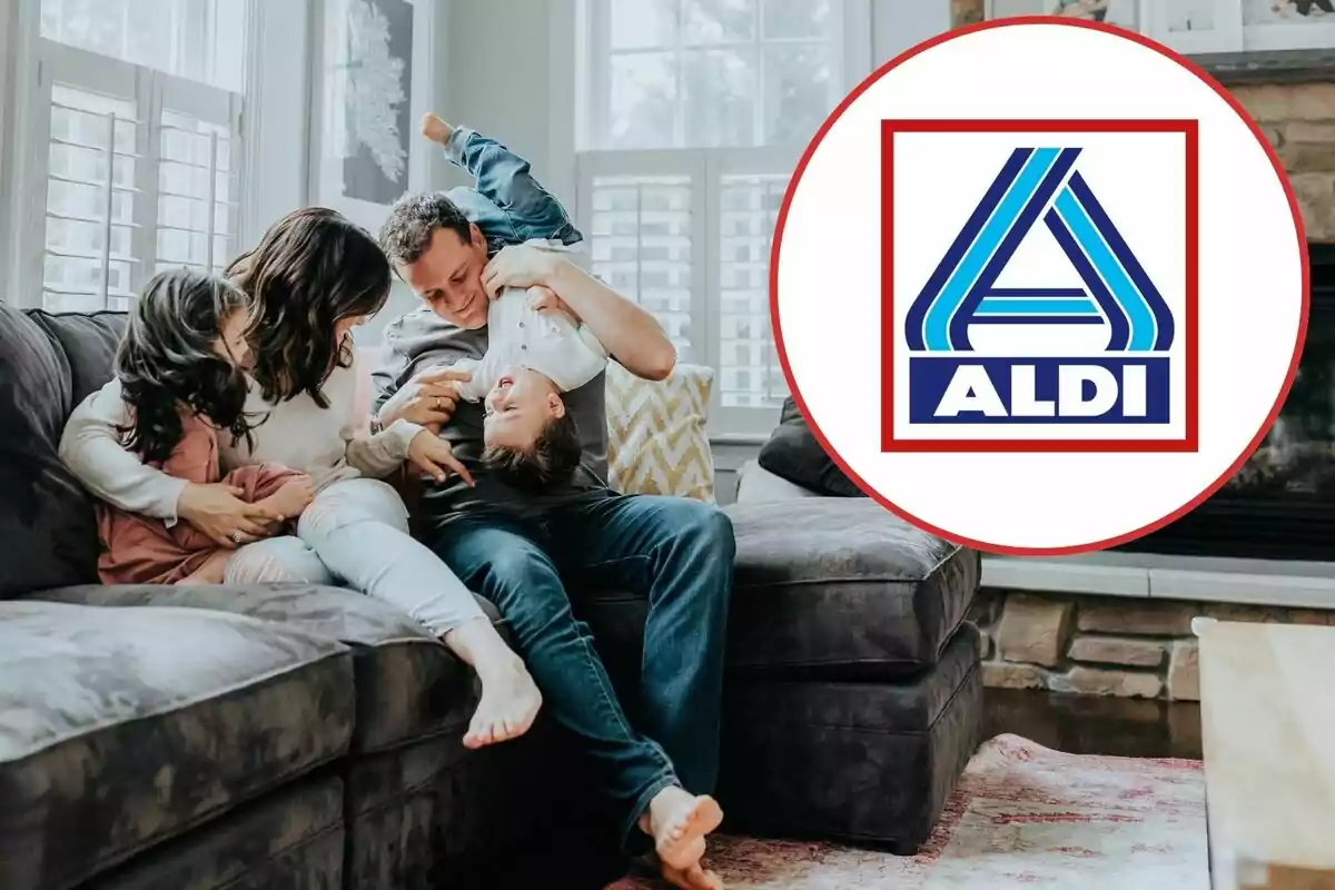 Una familia jugando en un sofá en una sala de estar con el logotipo de Aldi superpuesto en la esquina derecha.