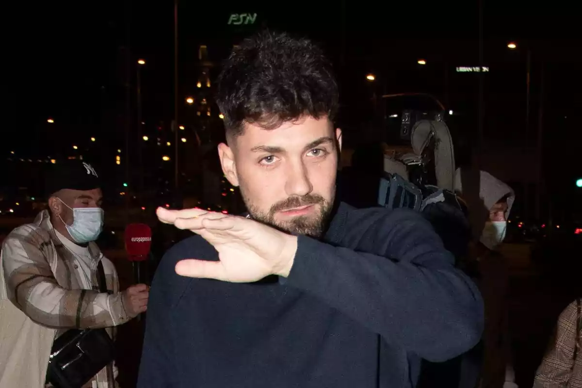 Alejandro Albalá serio con el brazo alzado y un jersey azul Alejandro Albalá serio con el brazo alzado y un jersey azul