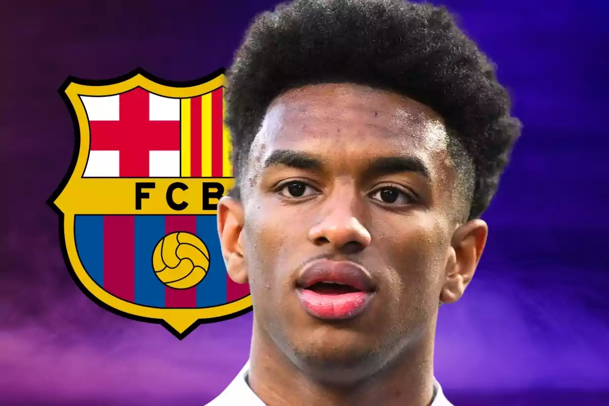 Un hombre frente a un escudo del FC Barcelona con un fondo morado.