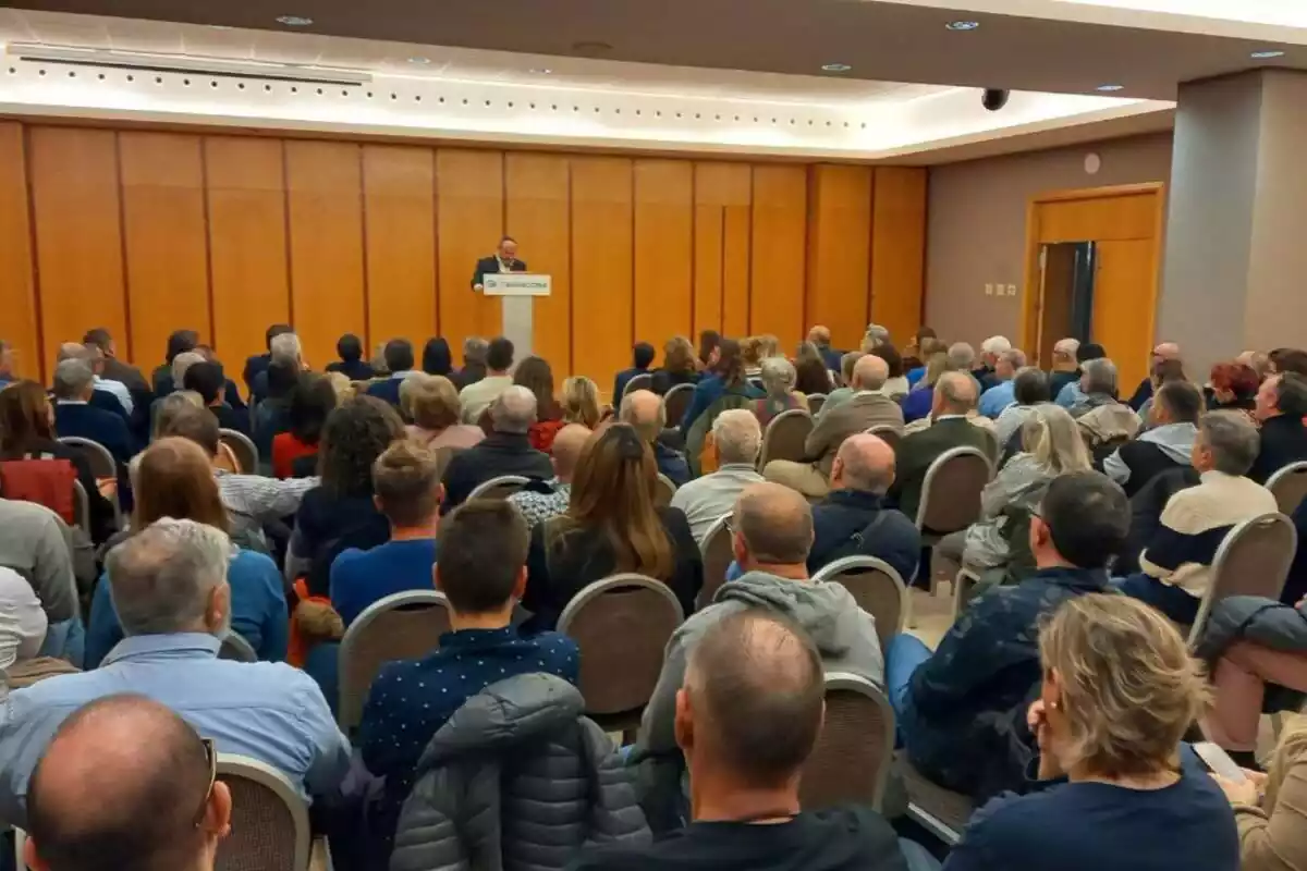 Plano general de la conferencia dada por Alejandro Fernández en Tarragona, con él al fondo hablando desde un atril y decenas de personas escuchándolo sentados Plano general de la conferencia dada por Alejandro Fernández en Tarragona, con él al fondo hablando desde un atril y decenas de personas escuchándolo sentados
