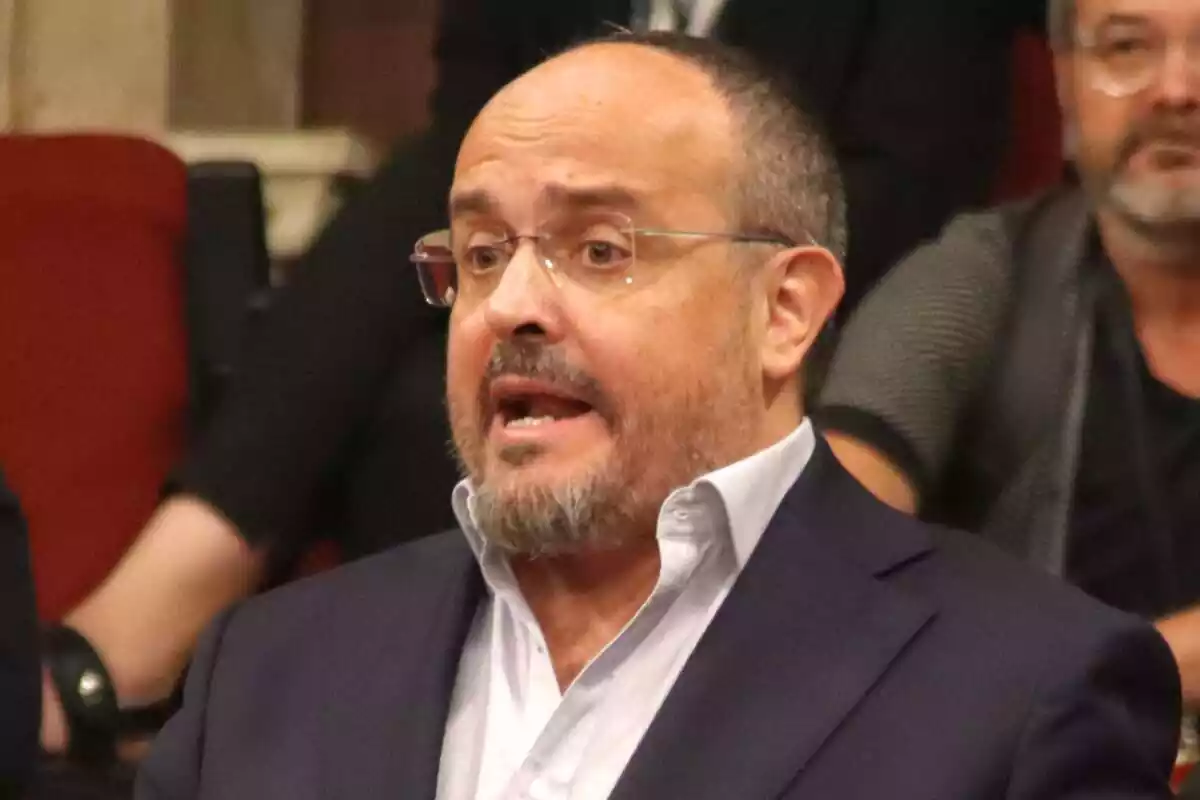 Primer plano del político del PP Alejandro Fernández durante una intervención en el parlamento de Cataluña Primer plano del político del PP Alejandro Fernández durante una intervención en el parlamento de Cataluña