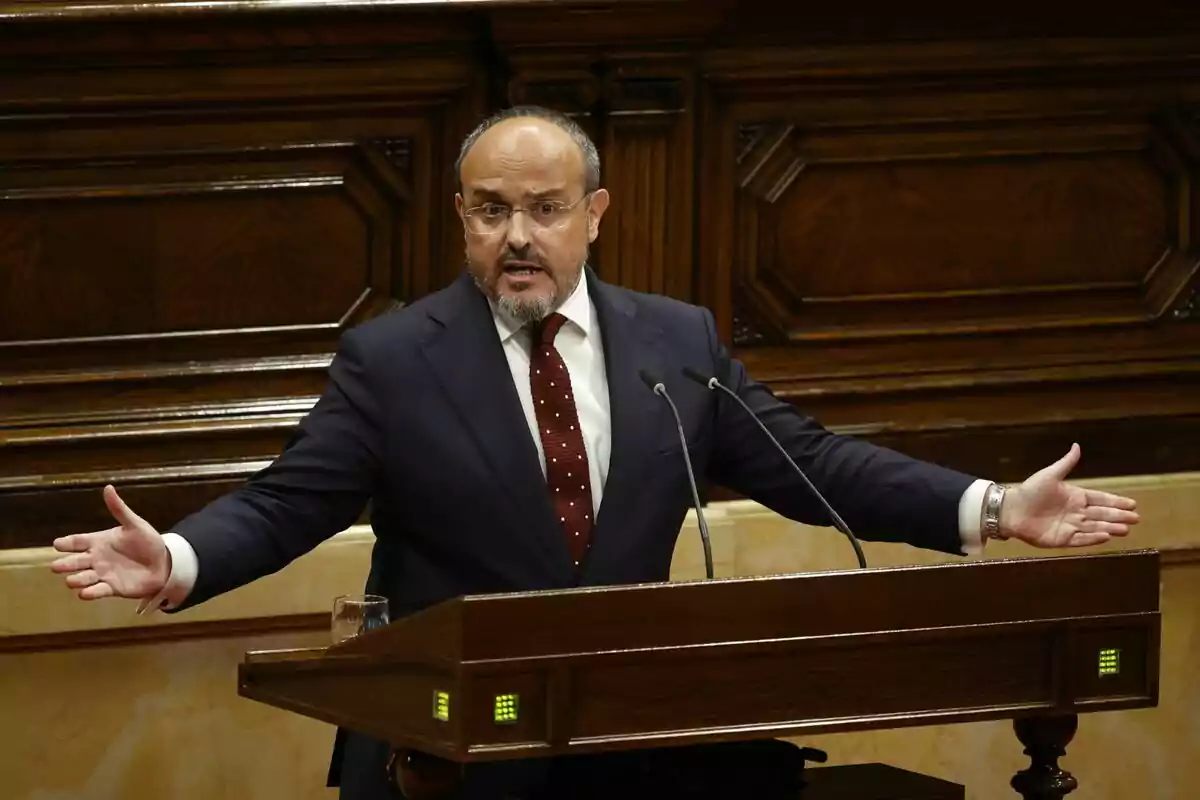 Alejandro Fernández hablando en un podio con micrófonos en el Parlament de Catalunya