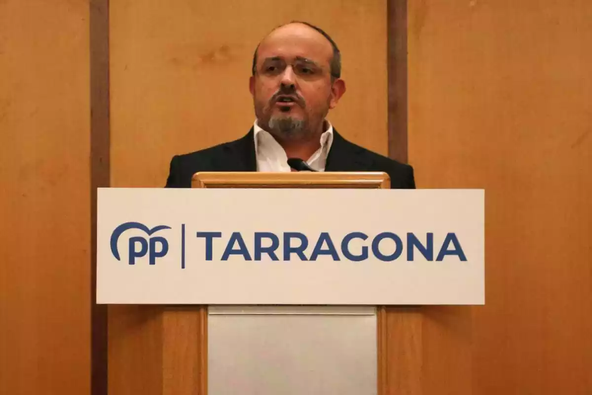 Alejandro Fernández en un atril con un cartel del PP Tarragona