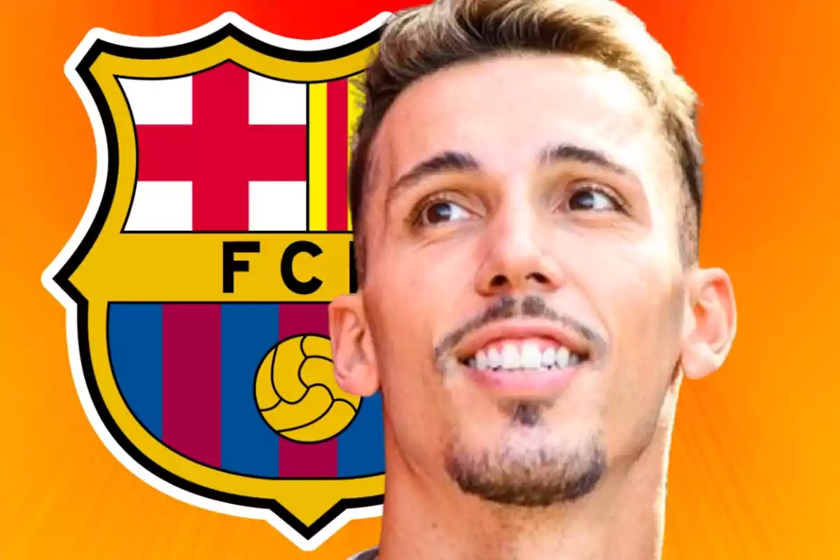 Hombre sonriente con barba recortada frente al escudo del FC Barcelona sobre un fondo naranja