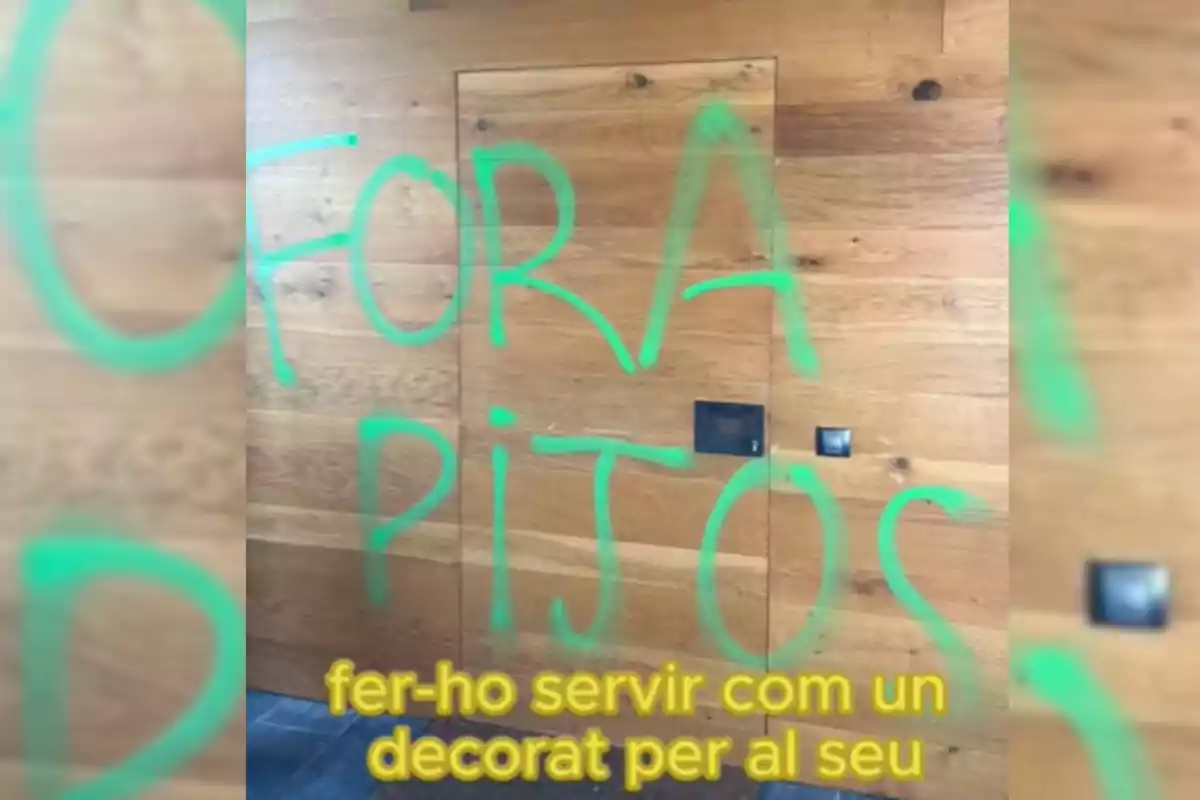 Una pared de madera con grafiti verde y texto amarillo en la parte inferior.