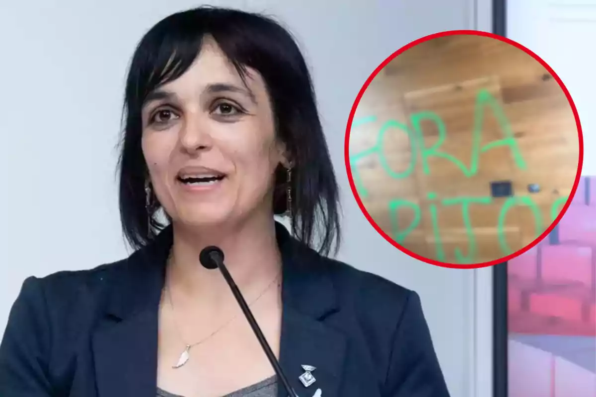 Una mujer hablando frente a un micrófono con un círculo rojo que resalta un grafiti verde en el fondo.