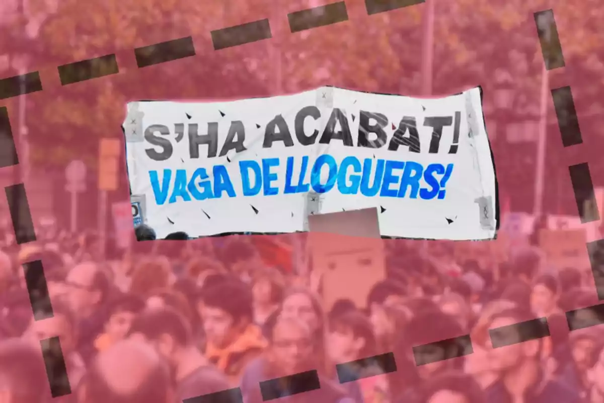 Una multitud de personas se manifiesta sosteniendo una pancarta que dice "S'HA ACABAT! VAGA DE LLOGUERS!" en un entorno urbano con árboles de fondo.