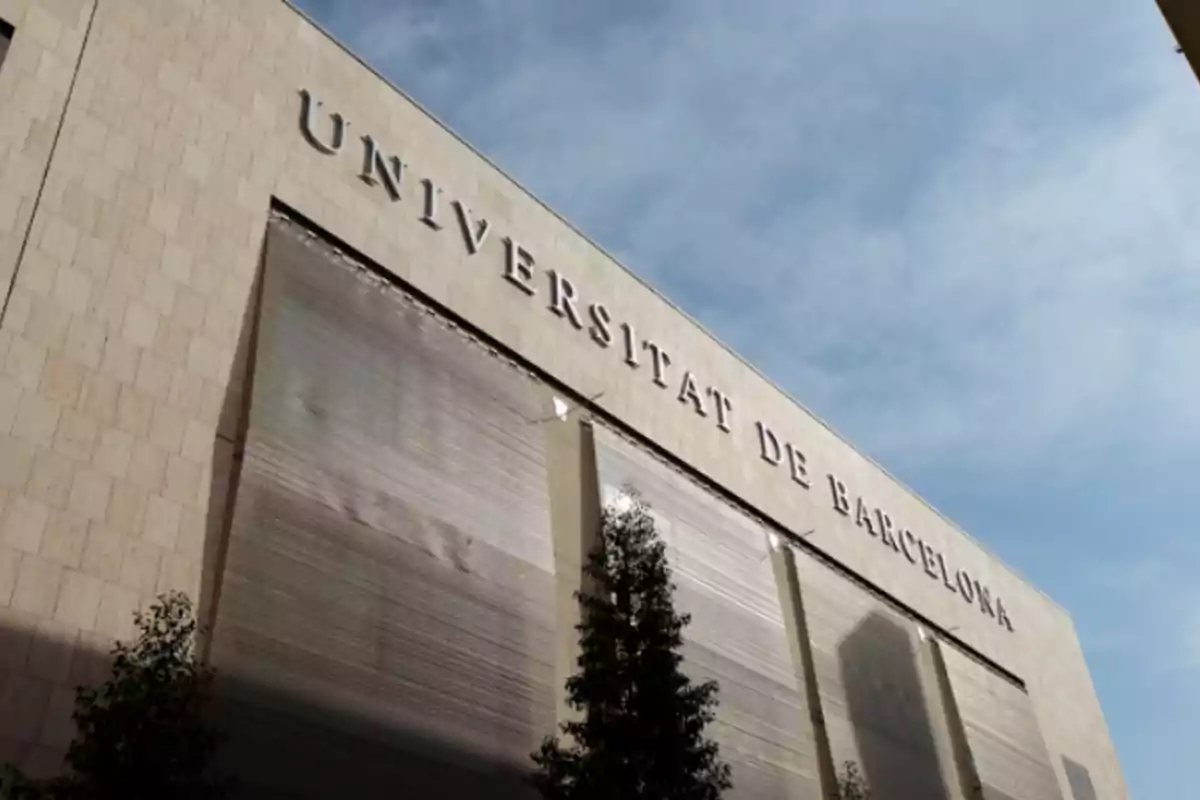 Edificio de la Universitat de Barcelona con cielo despejado.