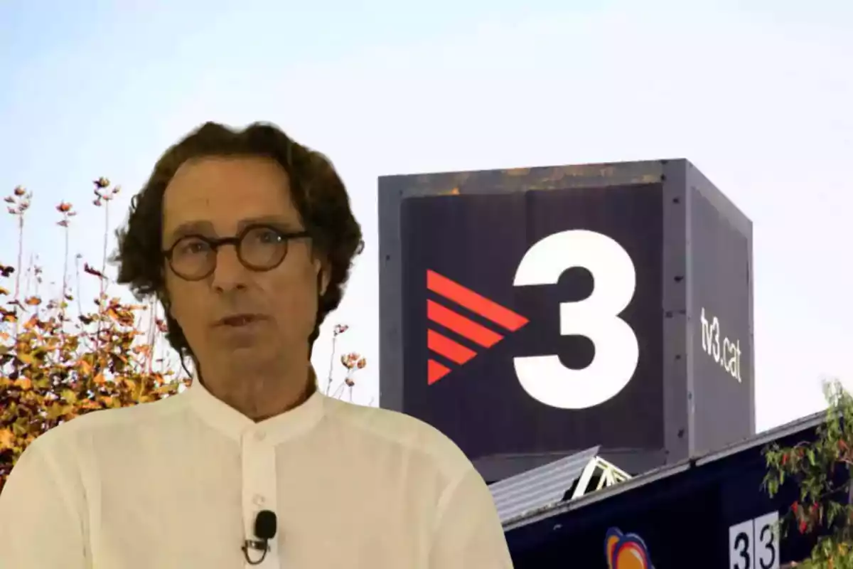 Un hombre con gafas y camisa blanca está frente a un edificio con el logotipo de TV3 y vegetación al fondo.