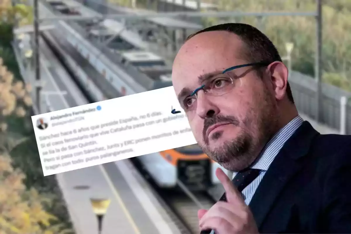 Alejandro Fernández aparece en primer plano, señalando con el dedo índice, mientras que en el fondo se ve una estación de tren con varios trenes y un tuit superpuesto en la imagen.