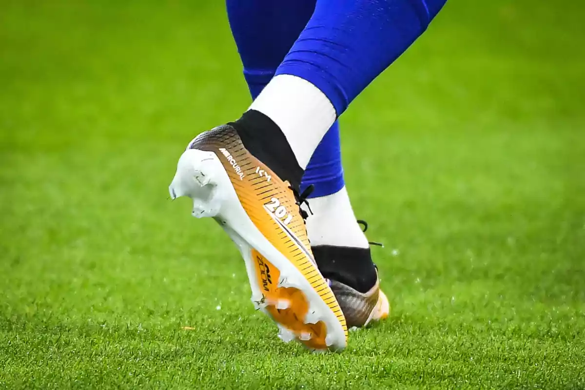 Botas de fútbol Nike Mercurial en un campo de césped