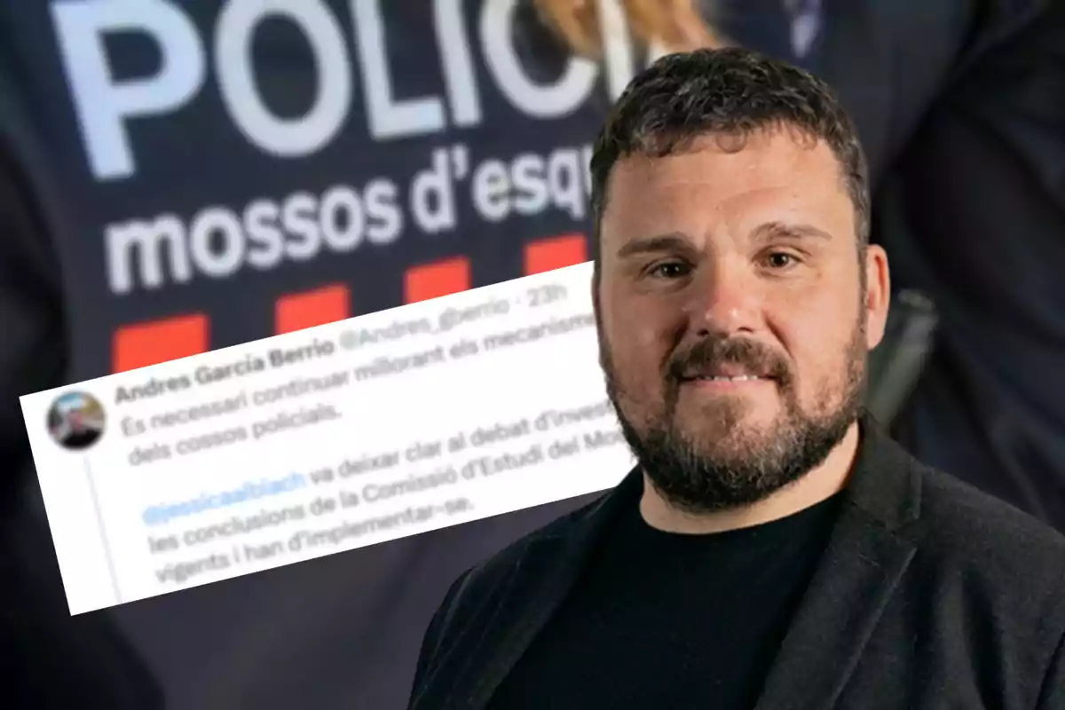 El diputado de los comuns Andrés García Bierro, mientras que en el fondo se puede ver una imagen borrosa de un uniforme de los Mossos d'Esquadra y un tuit