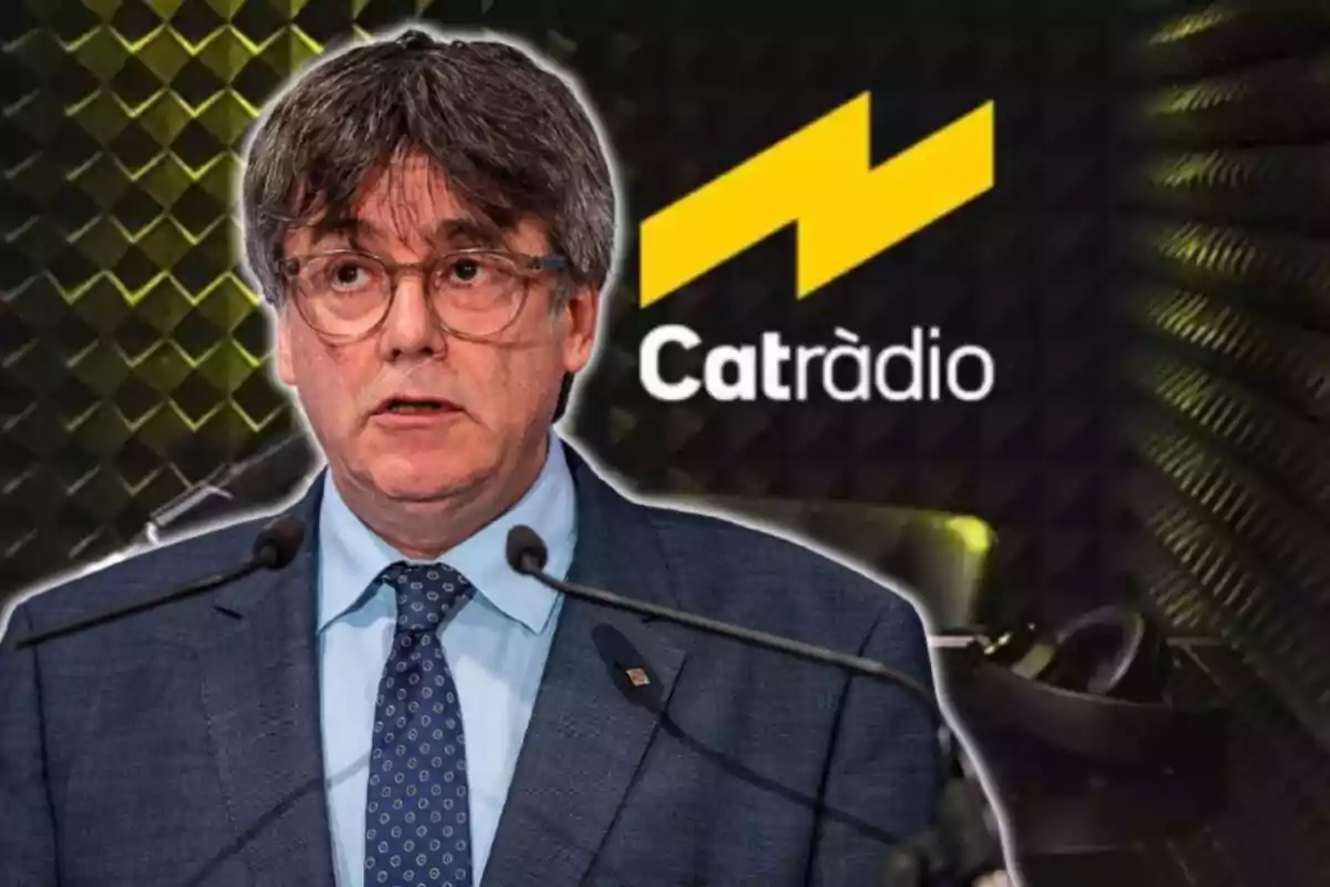 Puigdemont hablando frente a micrófonos con el logo de CatRàdio en el fondo.