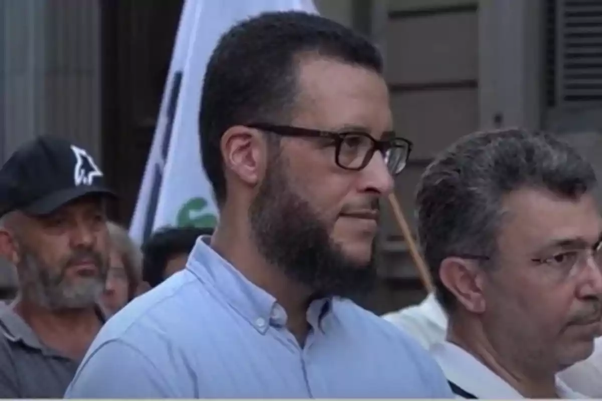 Mohamed Said Badaoui en una manifestación con banderas en el fondo.