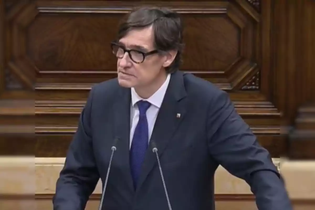 El presidente de la Generalitat, Salvador Illa, hablando desde el atril del Parlament de Cataluña