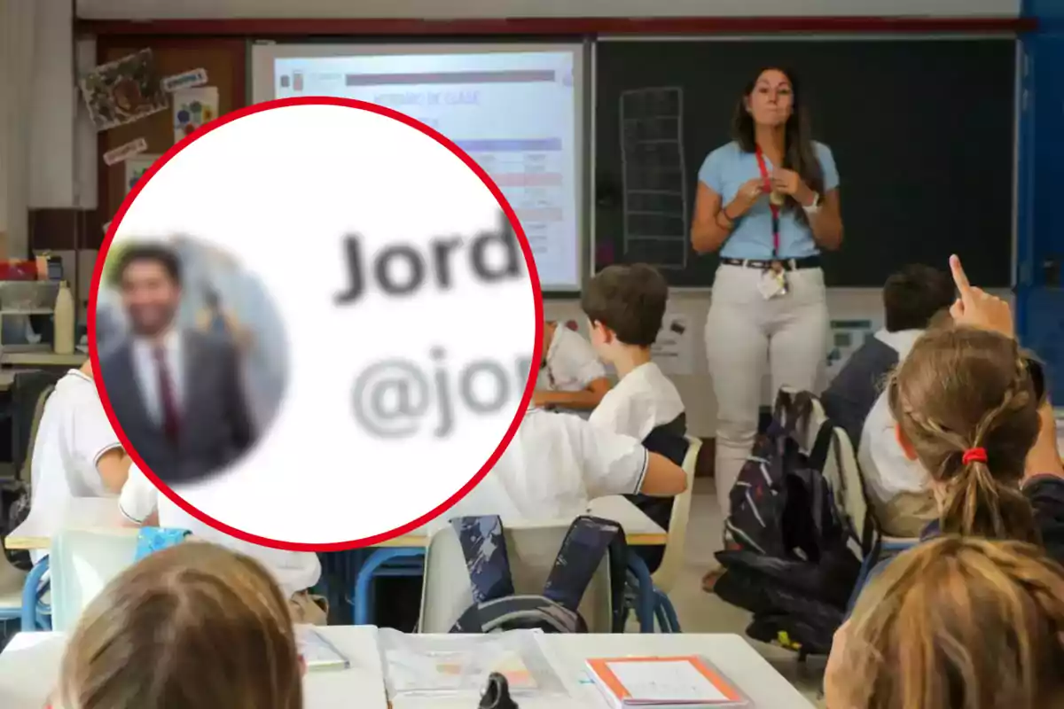 Una maestra está de pie frente a una clase de niños, con una pantalla de proyector y una pizarra detrás de ella; en primer plano, hay un círculo rojo que resalta una imagen borrosa de un hombre con un nombre y un identificador de redes sociales parcialmente visibles.