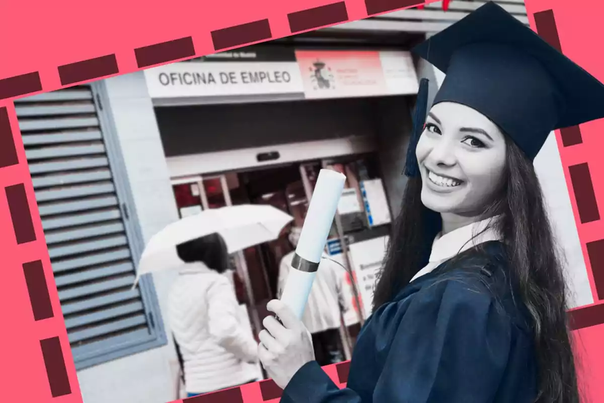 Una joven graduada con toga y birrete sonríe mientras sostiene su diploma frente a una oficina de empleo.