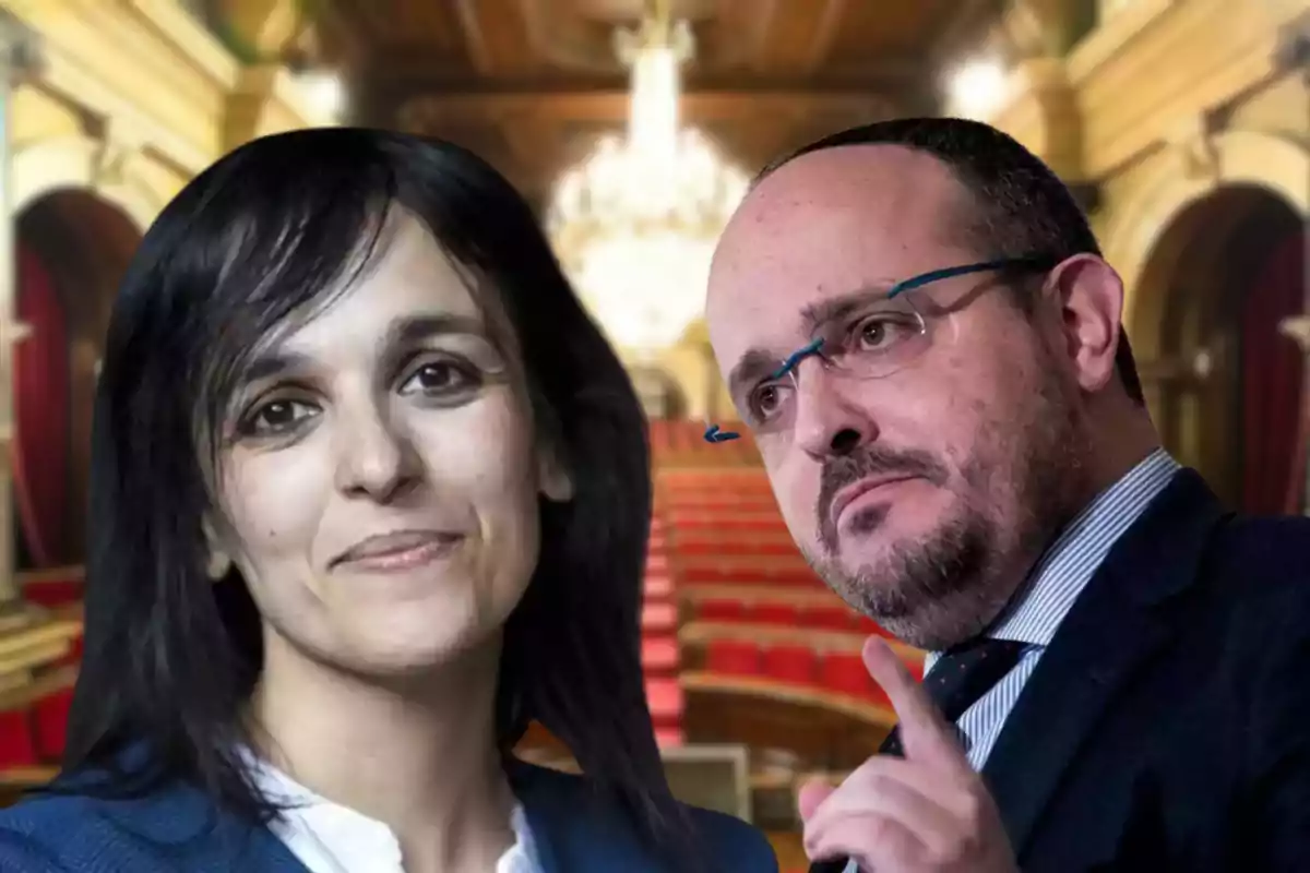 Sílvia Orriols y Alejandro Fernández en un entorno formal con un fondo de asientos rojos y arquitectura clásica.