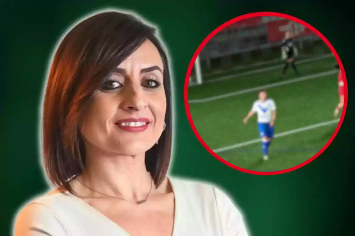 Alícia Tomás sonriente con cabello oscuro y un fondo verde, con un recuadro que muestra una escena de un partido de fútbol.