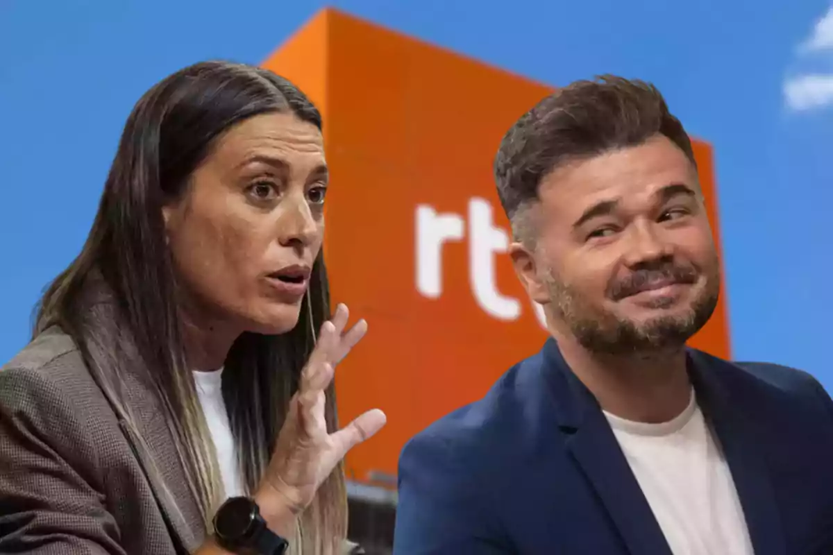 Míriam Nogueras y Gabriel Rufián conversando frente a un fondo con el logotipo de RTVE.