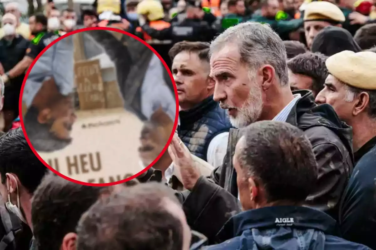 Un grupo de personas, algunas con uniformes, rodean a un hombre de cabello canoso que parece estar hablando en una situación al aire libre.