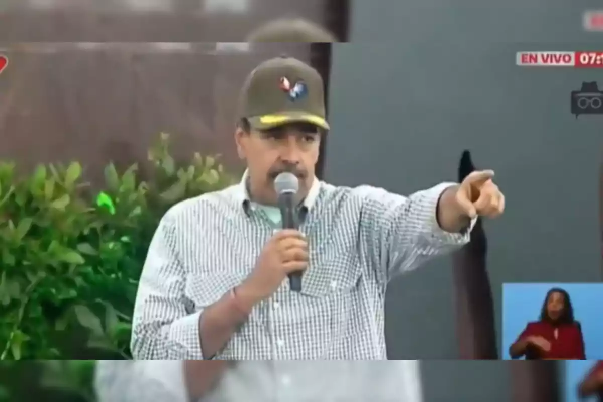 Nicolás Maduro habla por un micrófono mientras señala con el dedo, con un intérprete de lenguaje de señas en la esquina inferior derecha y un letrero de "EN VIVO" en la esquina superior derecha.