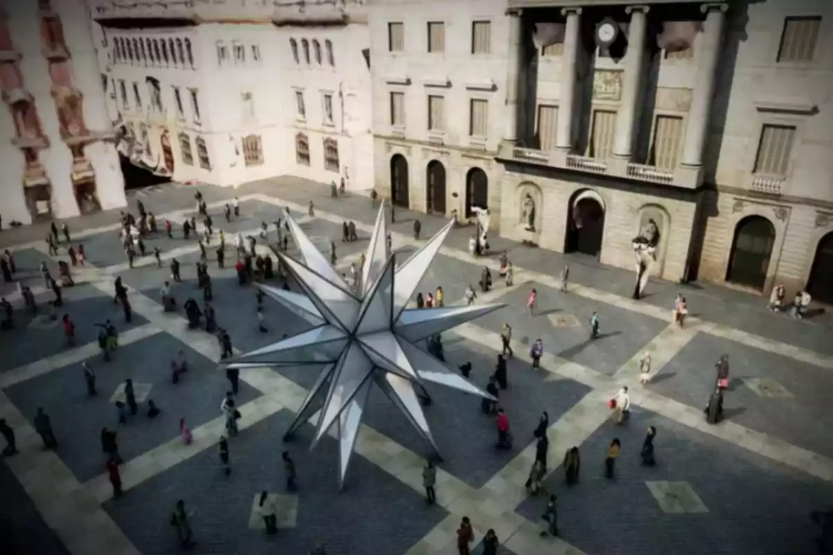 Una plaza con una escultura geométrica en forma de estrella rodeada de personas y edificios históricos.