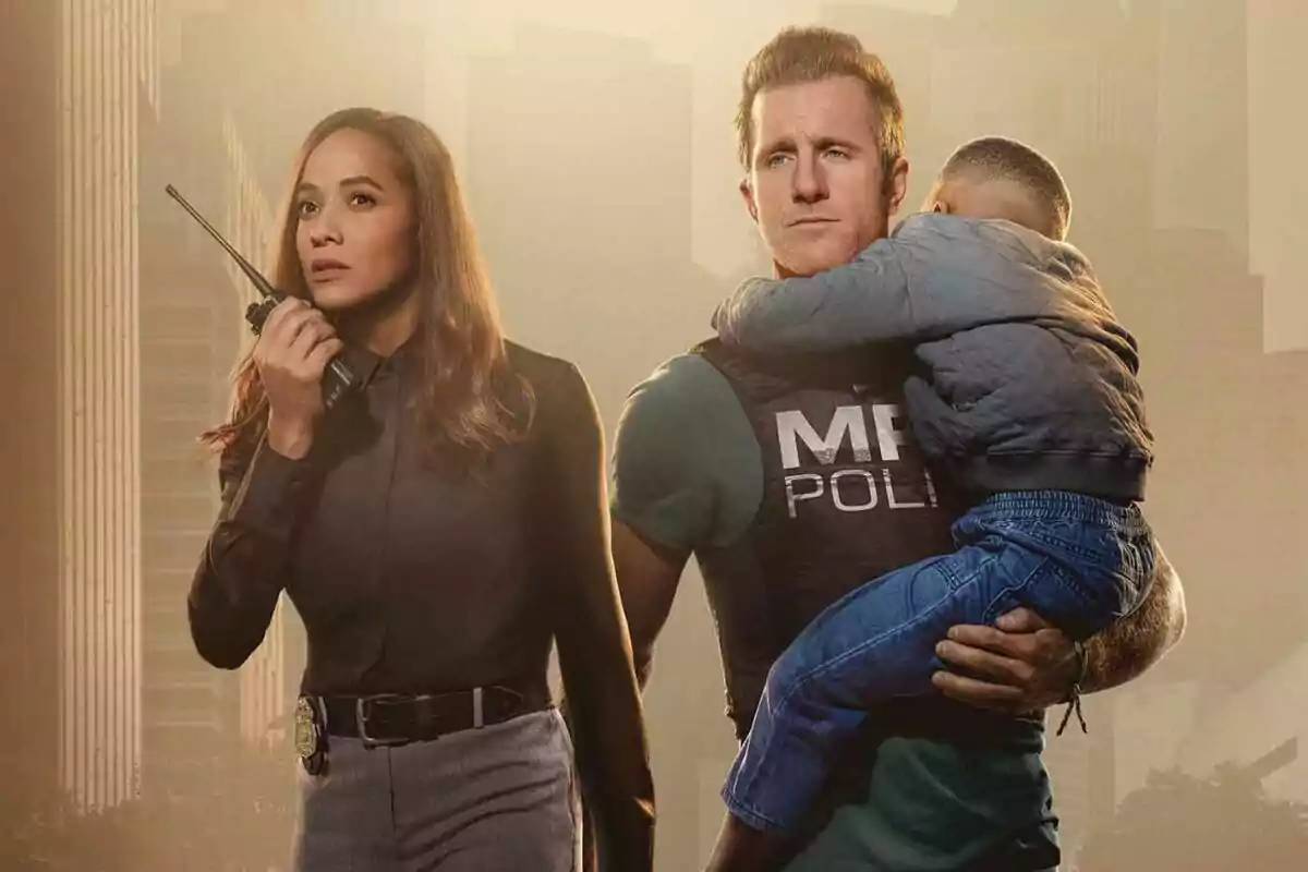 Cartel de Alert: Unidad de Personas Desaparecidas con Dania Ramirez con una radio y Scott Caan con un chaleco antibalas que sostiene a un niño en brazos, con un fondo urbano.