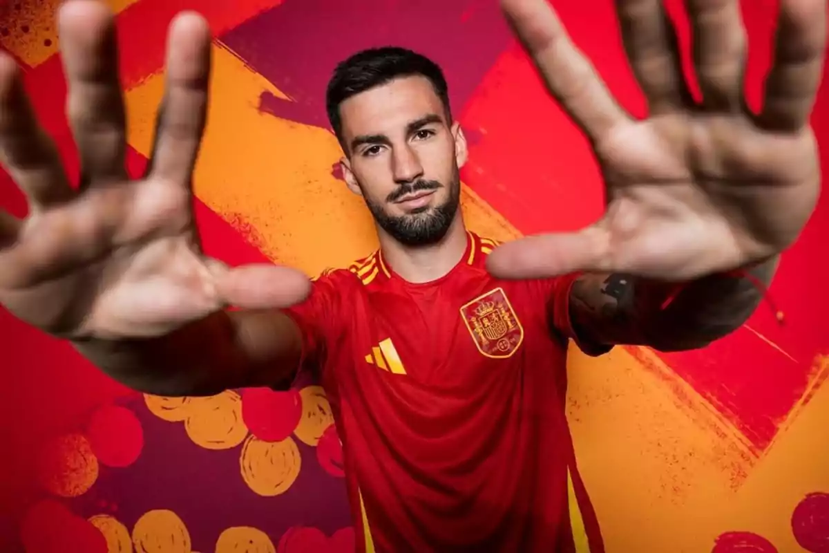 Álex Baena posando con la equipación de La Roja