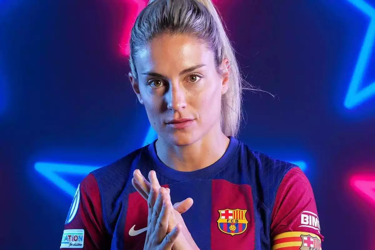 Alexia Putellas se frota las manos con la camiseta del FC Barcelona mientras mira a cámara