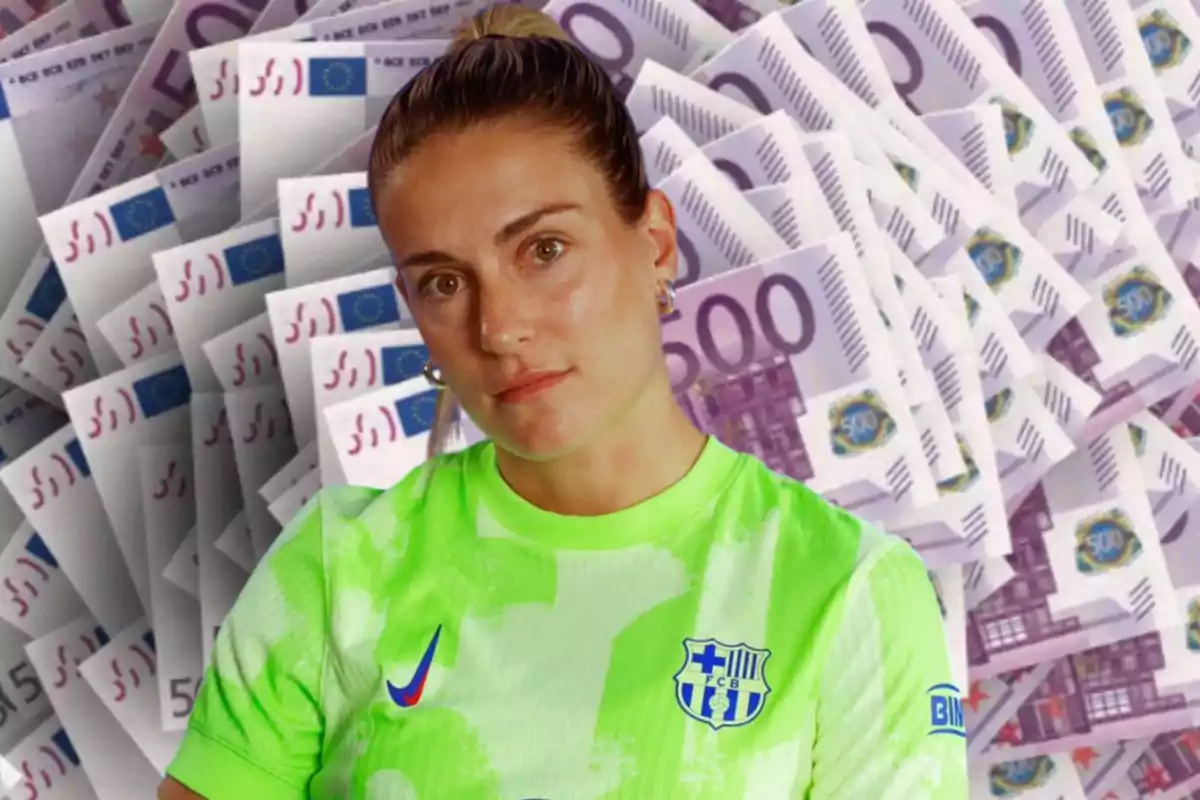 Alexia Putellas con la camiseta del FC Barcelona frente a un fondo de billetes de 500 euros.